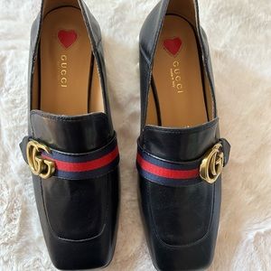 Brand New Authentic Gucci Loafer with gold and Pearl accent. Euro size 40
